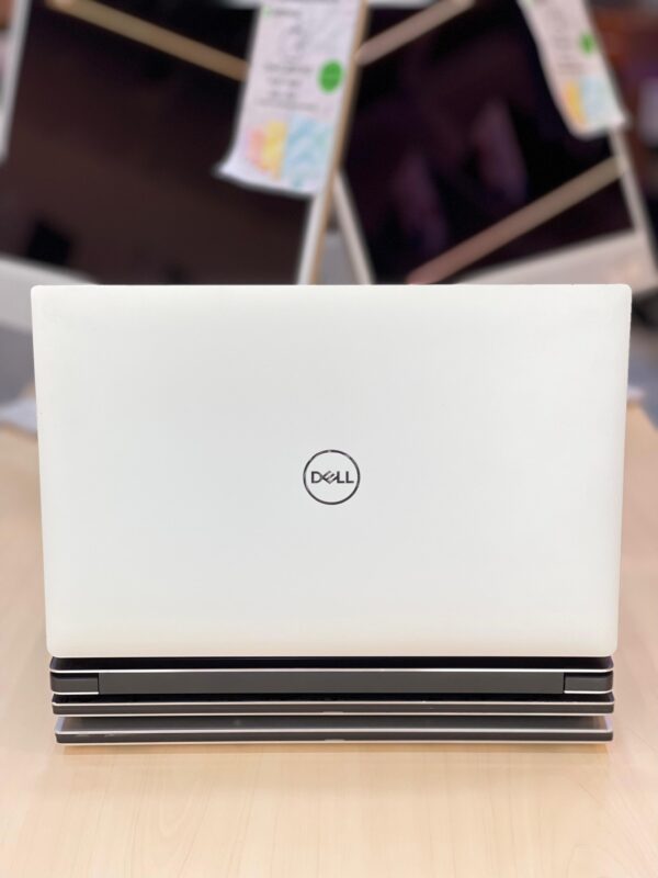 Rear view of Dell Precision 5530 showing solid hinge and back panel